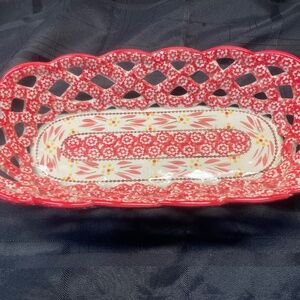 TEMPTATIONS OVENWARE By TARA OLD WORLD RED LATTICE‎ CERAMIC BREAD BASKET